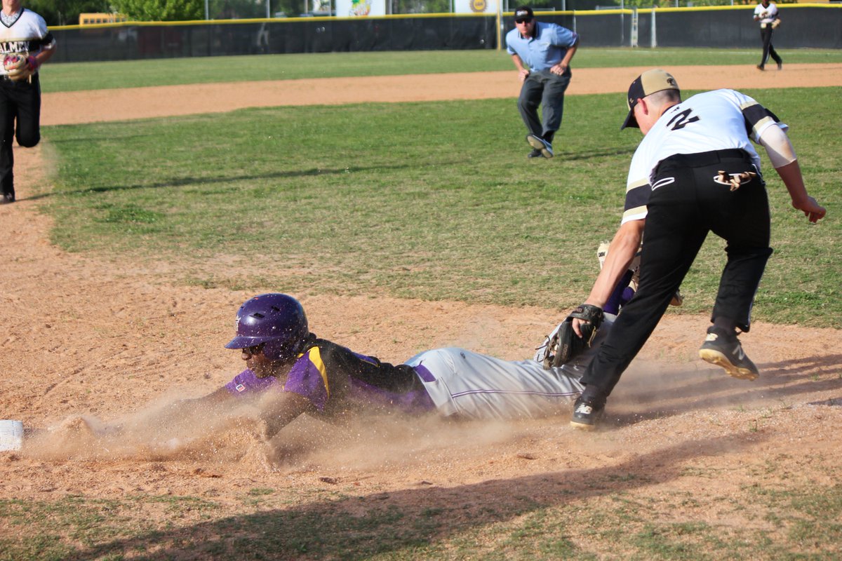 JimDerryJr's tweet photo. The final out of an absolutely crazy triple play that gave @salmenbball a 6-1 win over @fhsdemons and the 8-4A title. Plenty more photos and the story to come. #nolaprep @SalmenAthletics https://t.co/UNO9aMGCjm