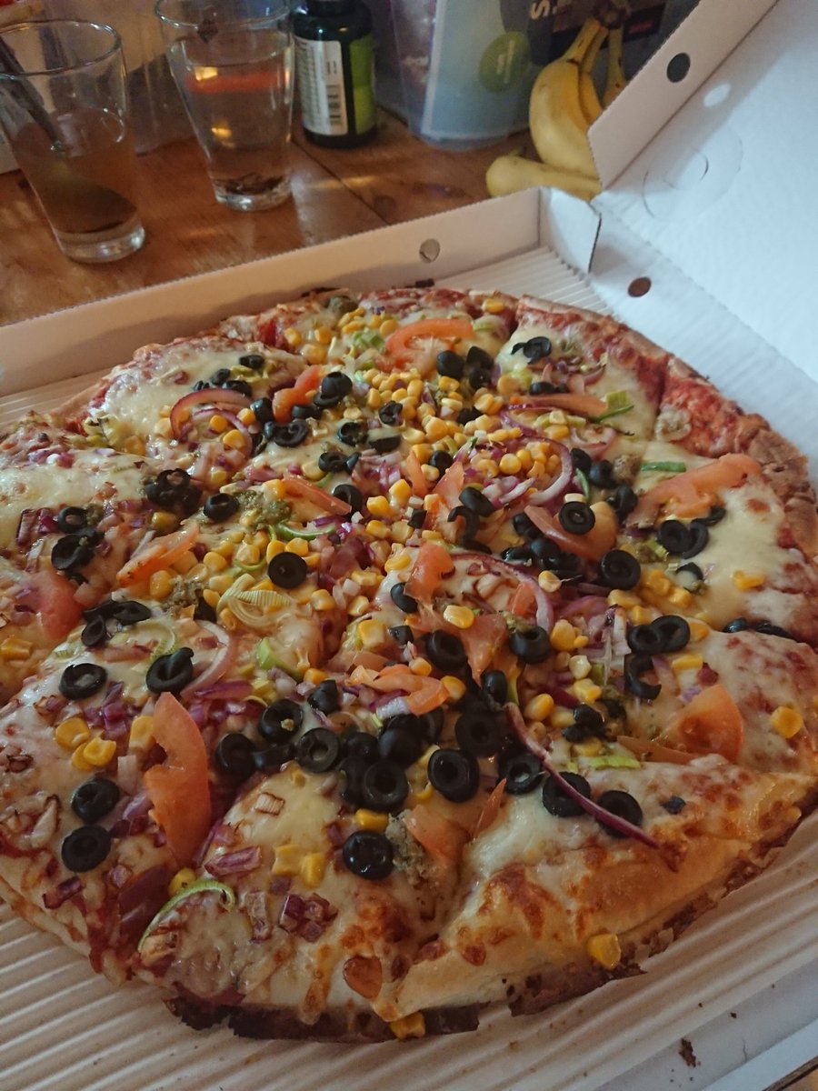 draupnir's tweet image. #leek #tomato #onion #olives #corn  #pesto #pizza