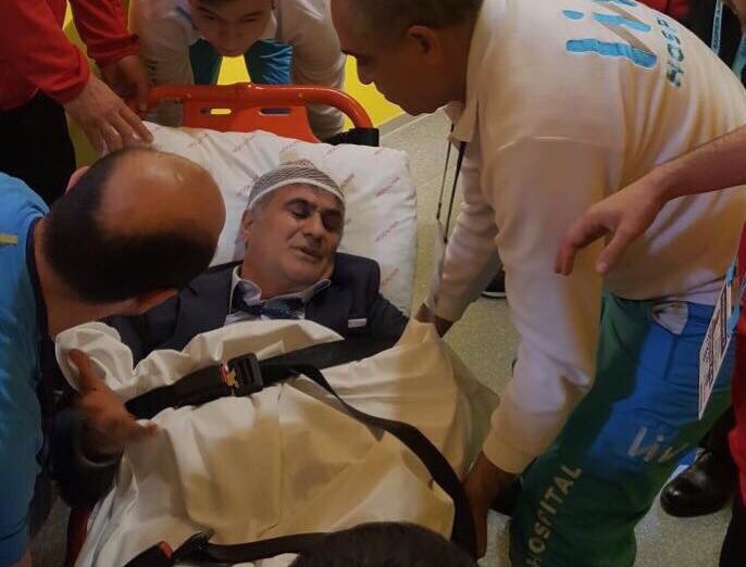 _KomutanLogar's tweet photo. SOLDAKİ: İbrahim Tatlıses (Kafasına mermi yedi, ölmedi )
SAĞDAKİ: Şenol Güneş (Kafasına peruk değdi, şu an yoğun bakımda) https://t.co/hf3TxWewwK