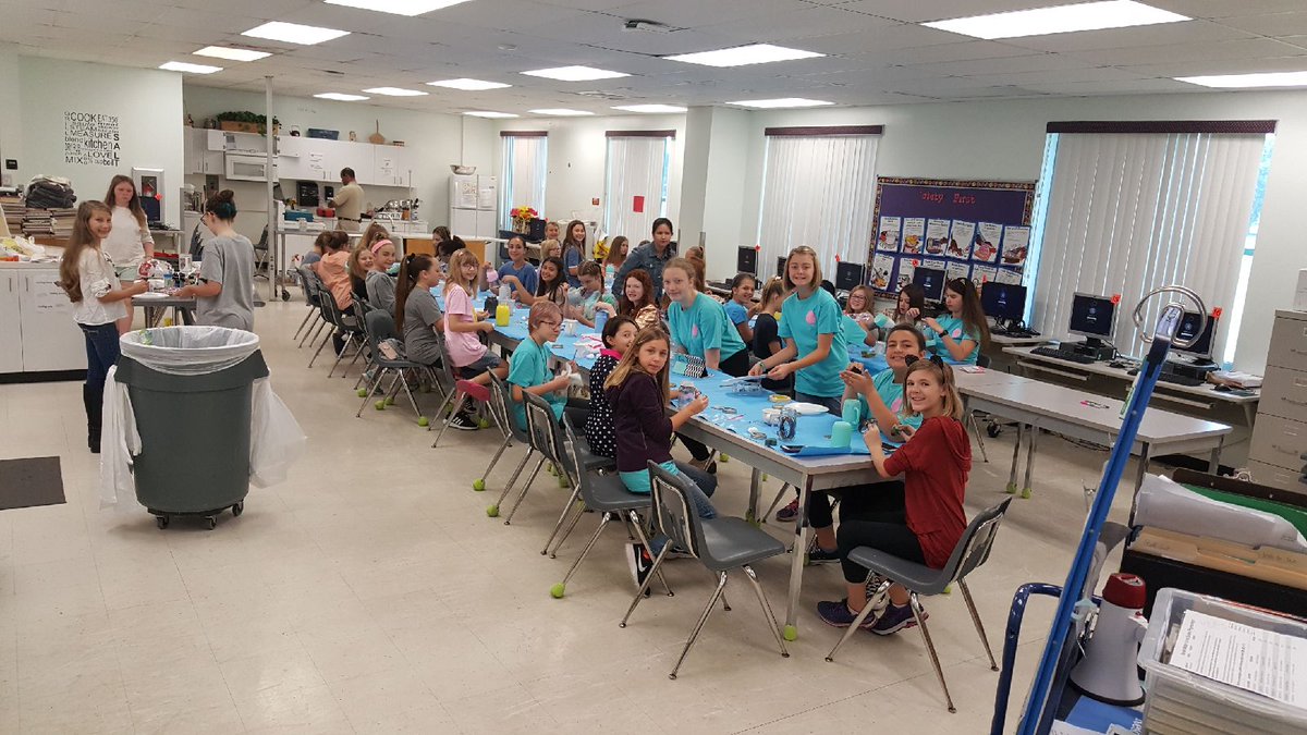 RMSMsDelgado's tweet photo. What a PRETTY AMAZING morning in our Pretty Amazing Young Ladies Club! Painting glass jars for our "Cup of Compliments" project ππ #PrettyAmazing #lovethesegirls @MawhinneyClaire @HCPSRandallMS @hcpsMS #RandallMS https://t.co/Ii3q1wj2ua