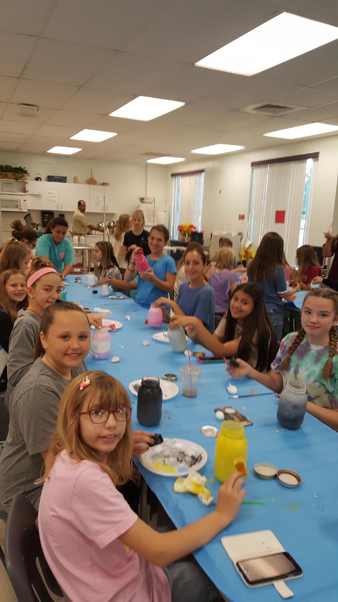 RMSMsDelgado's tweet photo. What a PRETTY AMAZING morning in our Pretty Amazing Young Ladies Club! Painting glass jars for our "Cup of Compliments" project ππ #PrettyAmazing #lovethesegirls @MawhinneyClaire @HCPSRandallMS @hcpsMS #RandallMS https://t.co/Ii3q1wj2ua
