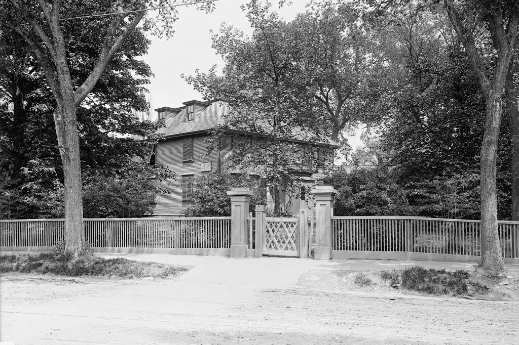 LostNewEngland's tweet photo. #OTD on April 19, 1775, colonial militiamen gathered here at Buckman’s Tavern in #Lexington prior to the battle that started the American Revolution. The tavern is seen here around the 1890s and 2013. https://t.co/vnSyhlmYwZ https://t.co/ysabQlZ0GD