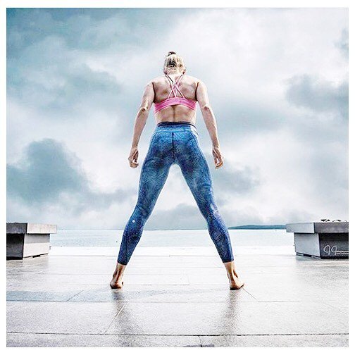 Today we officially welcome @haileynicolehj to the #OxygenYTFamilia! We are so pumped that this babe is joining us. She brought members to tears in her first yoga class with us (they were good tears). Catch her tonight 415pm and 530pm! 🔷 #yoga #Fitne… ift.tt/2qM7Rp9