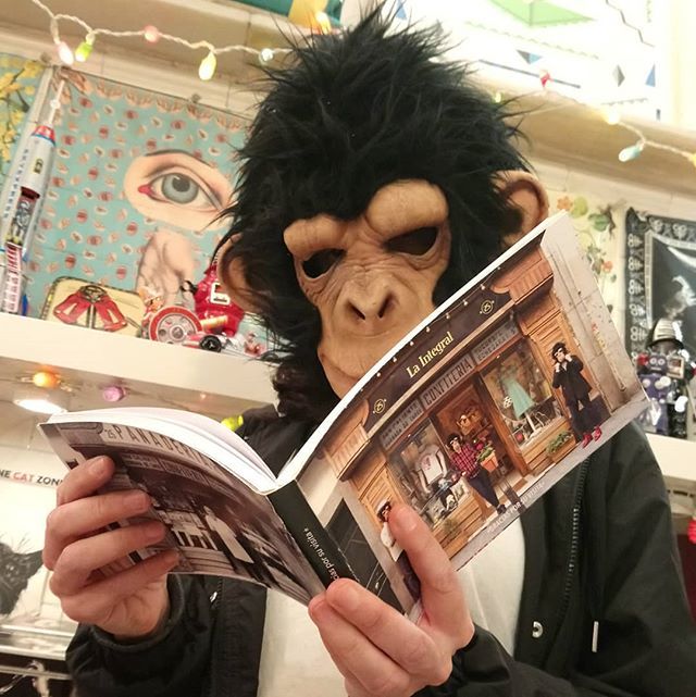 laintegral25's tweet photo. La mona flipando con el libro que presentamos mañana con casi 300 fotos de personajes ilustres y anécdotas de la tienda.
Mañana a las 19hs. pásate por la presentación, habrá un ágape para los asistentes y canciones que te harán feliz.
#laintegral #laint… https://t.co/6JDHuV22bF https://t.co/mqTKOFbVFa