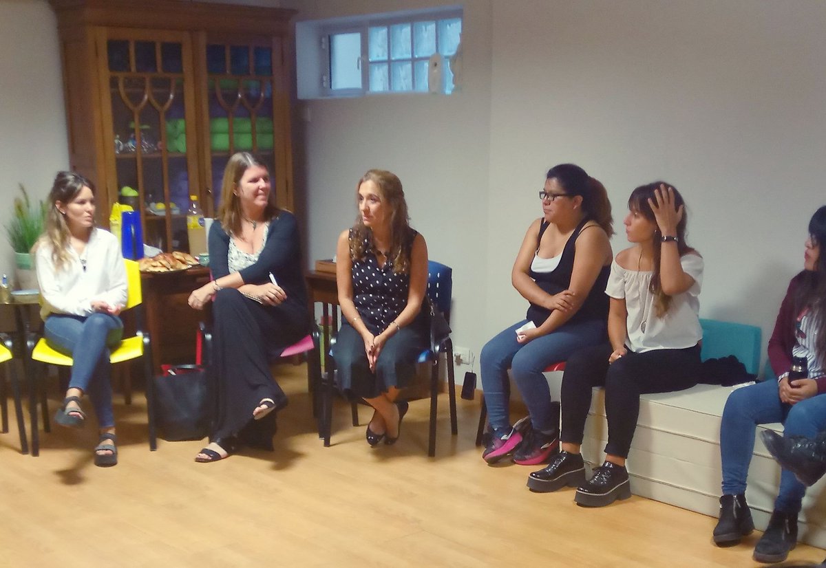 arbustaIT's tweet photo. Compartimos una cálida charla entre las #mujeres de @arbustaIT y Mariana Ibero, Directora de Capital Humano de Farmacity. https://t.co/kTklr5n49j