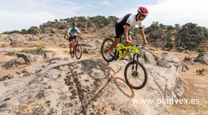 planvex's tweet photo. Te gusten más las #bicis o el #senderismo, este #finde puedes elegir lo que prefieras en #Pinofranqueado. ¡Las Hurdes te esperan! 😜🚴 https://t.co/zQMkVR6pyl https://t.co/OndCwfKha3