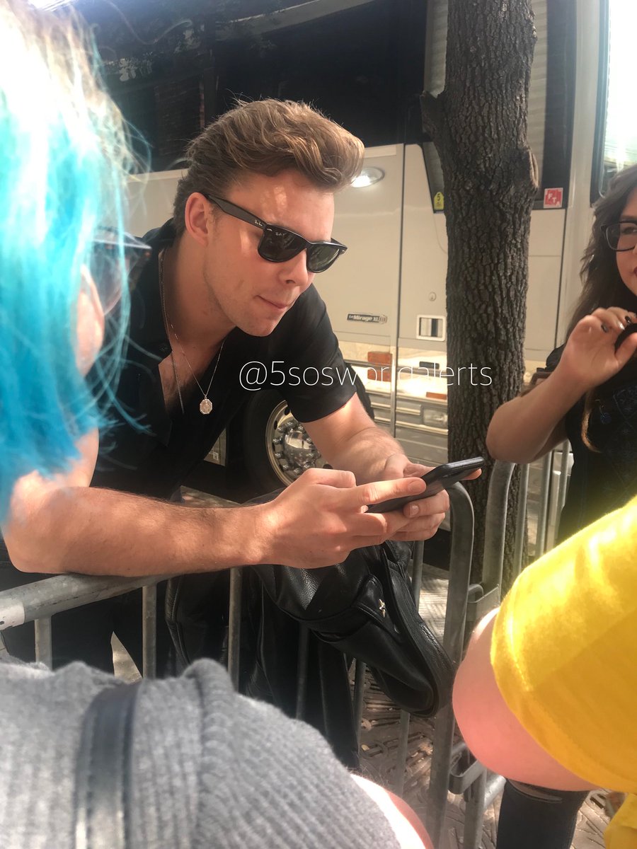 5sosworldalerts's tweet image. Some fans met Ashton behind the venue today! #5SOS3Dallas || Insider