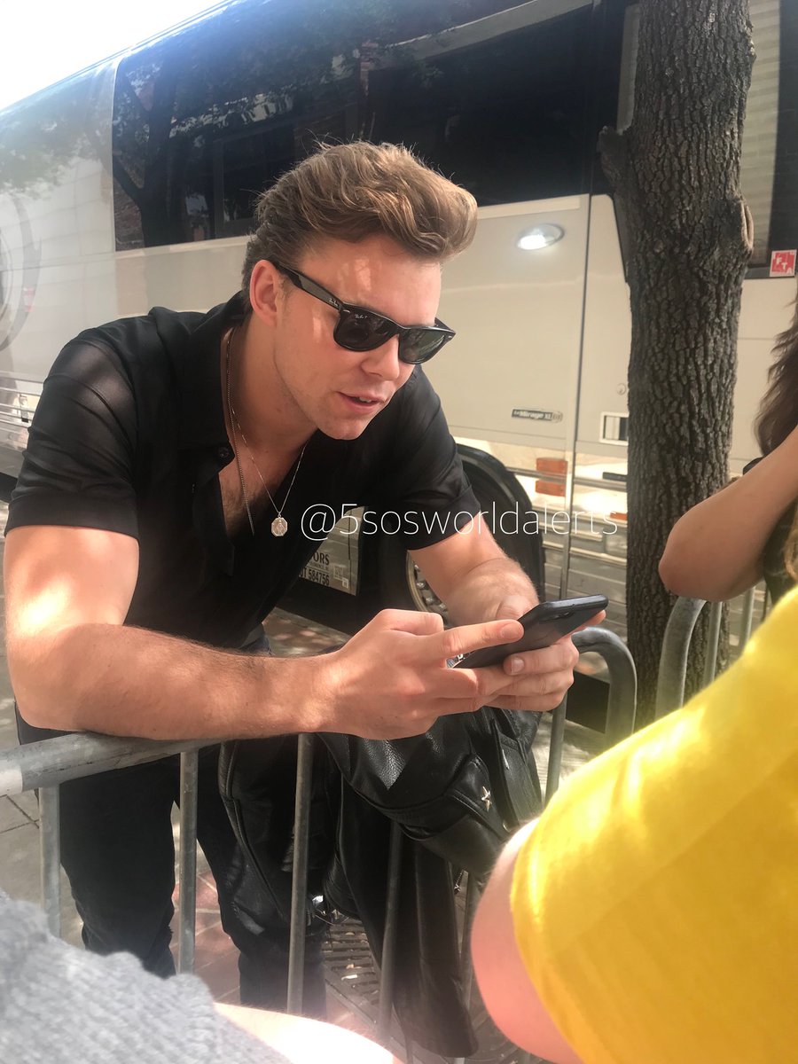 5sosworldalerts's tweet image. Some fans met Ashton behind the venue today! #5SOS3Dallas || Insider