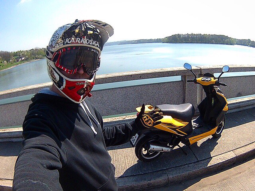 KarkoskaOndra's tweet photo. 🛵 Čtvrteční pohoda ☀️❣️ #thursday #chill #relax #moto #scooter #bikelife #loveit #motorbike #czechboy #czechrepublic #troyleedesign #oakley https://t.co/ULwxM3EplA