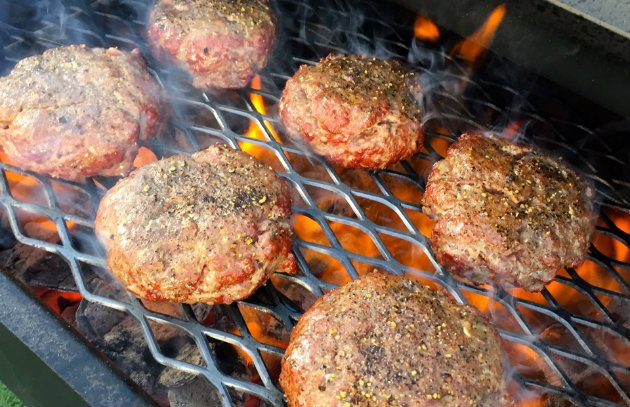 sraichlen's tweet photo. Want to attain burger nirvana? Follow these steps: https://t.co/yllLyOPxvW https://t.co/CZXzZRiHWl
