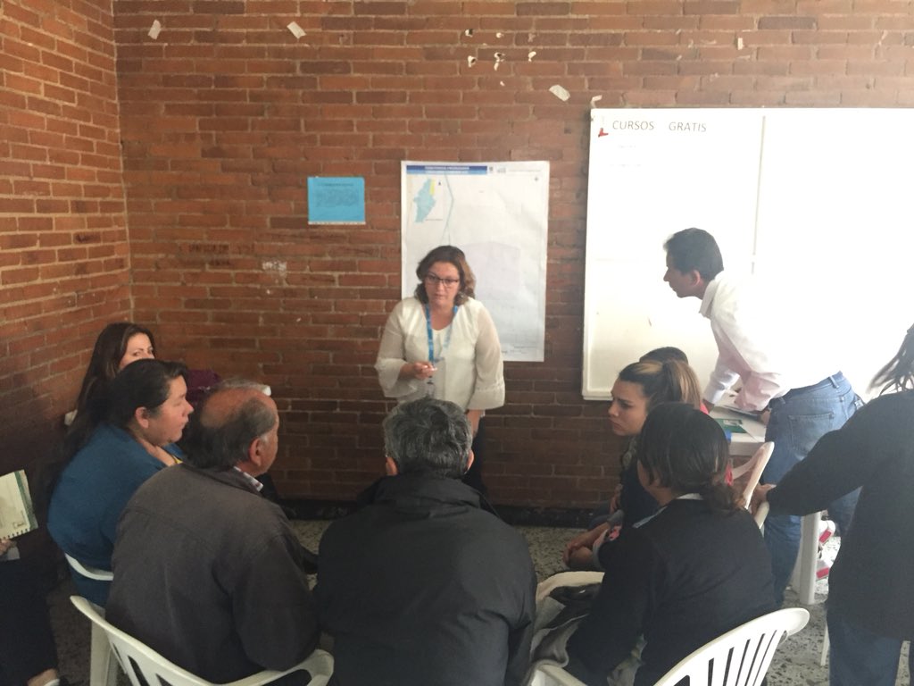 JACVerbenal2's tweet photo. #InfoJAC a esta hora se realiza un actividad integral y propositiva por parte de nuestra comunidad y de las entidades correspondientes a cada necesidad. Este tipo de espacios generan tejido y conciencia social. Agradecemos a @Uaesp @SectorSalud @habitatbogota @HORACIOESTRADA https://t.co/qT5z06VDCY