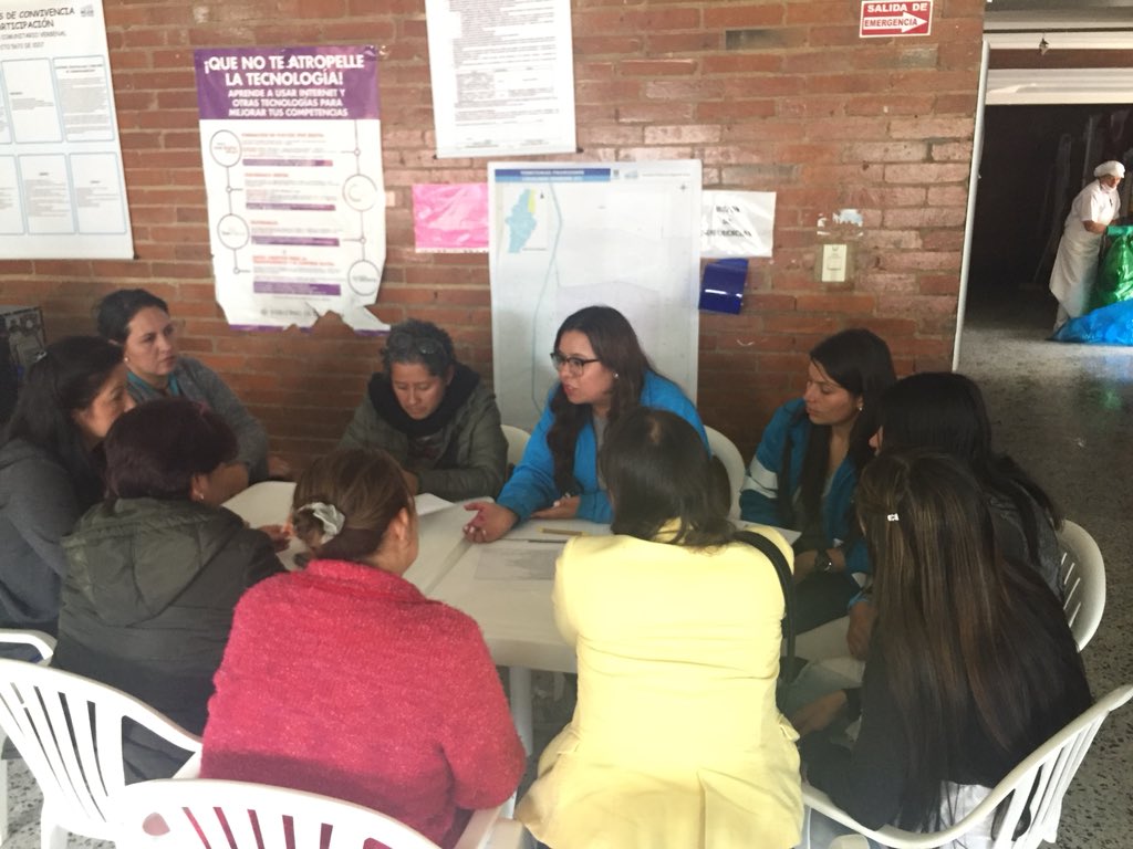 JACVerbenal2's tweet photo. #InfoJAC a esta hora se realiza un actividad integral y propositiva por parte de nuestra comunidad y de las entidades correspondientes a cada necesidad. Este tipo de espacios generan tejido y conciencia social. Agradecemos a @Uaesp @SectorSalud @habitatbogota @HORACIOESTRADA https://t.co/qT5z06VDCY