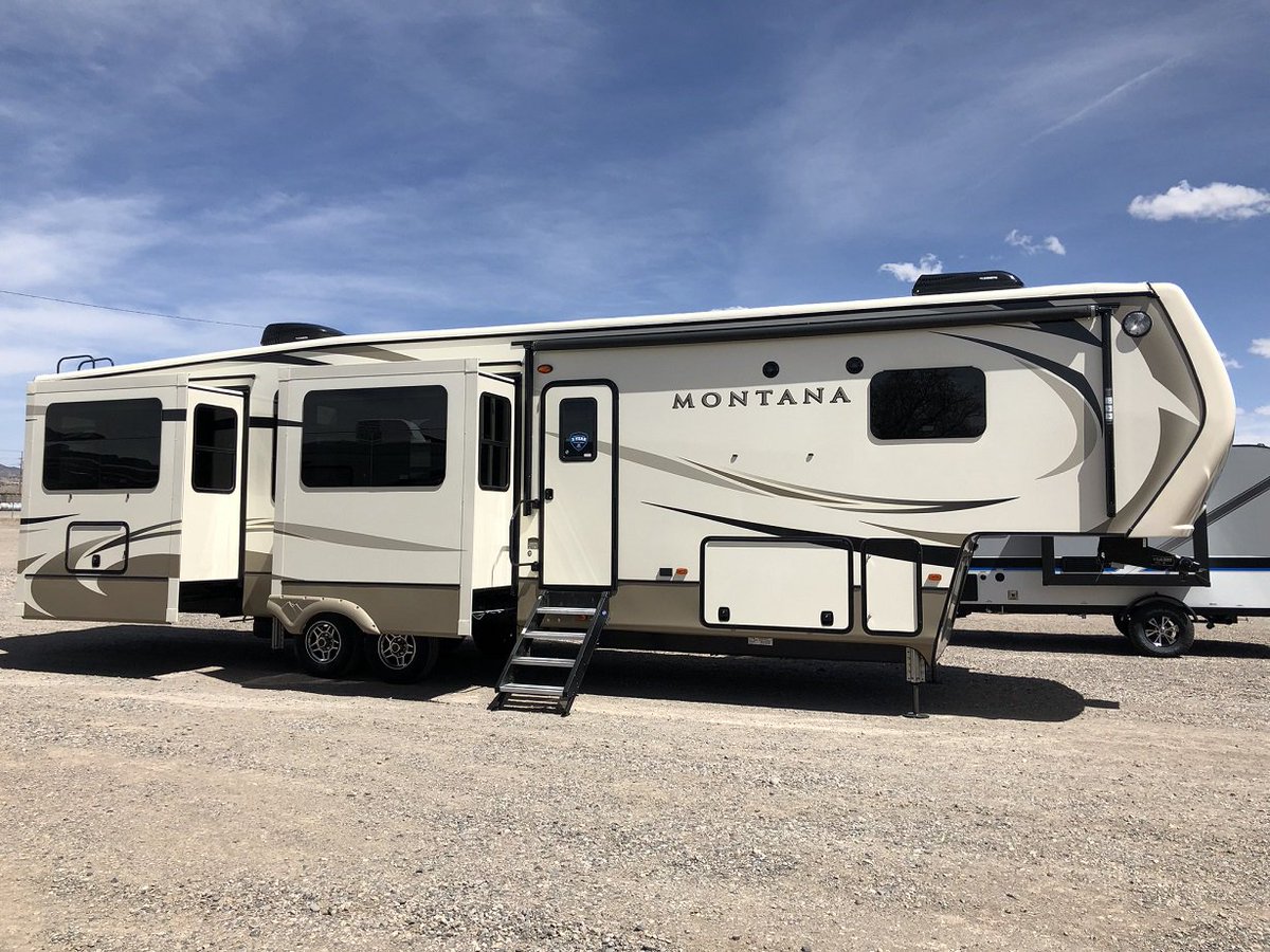 CORVCenter's tweet photo. Look what just came in! 2019 Montana 3701LK. Rear kitchen with Luxury written all over it! https://t.co/uQOEvYQERC