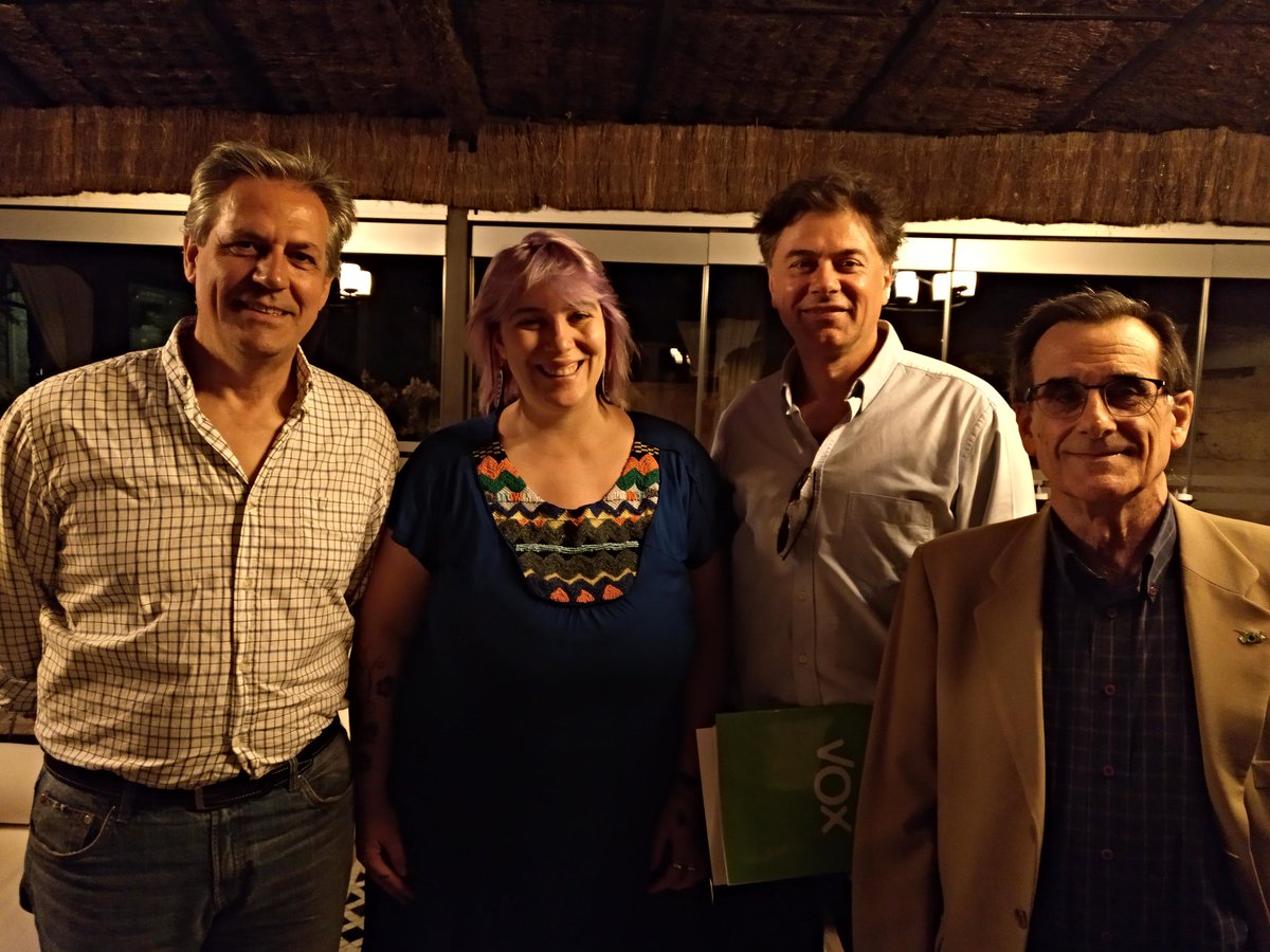 🗨️ Hoy nos hemos reunido con la Asociación de Vecinos de El Olivar de Alcalá de Henares <a href="/elolivar_adh/">Vecinos del Olivar</a> para conocer sus problemas de seguridad e infraestructuras y ofrecerles apoyo para sus justas reivindicaciones.
#VOX_Alcala con sus vecinos.
#VOXAvanza