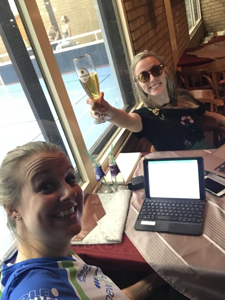 AnneBuunk's tweet photo. Zitten ze weer!
Op het terras?
@eveliienx1 denkt van wel, maar nee!
#projectplaza #vlagoverleg @LycurgusVolley #volleybal
#watnietkanisnognooitgebeurd
Ben je een volleyballer en ben je nog NIET door ons benaderd met een dikke vette actie?
DM ME DAN NU! https://t.co/eqiH9Gosgw