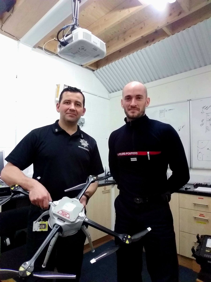 DronePompier's tweet photo. [UK] Day7 : dernière étape,  rencontre avec le 1er #firerescueservice 🇬🇧 a avoir expérimenté les #drones en 2007  👍le @WestMidsFire, échanges passionnants avec Warren Lyndon #UKFRSDroneTeams #UK #firemen #pompiers https://t.co/Wqa6Xka0V4