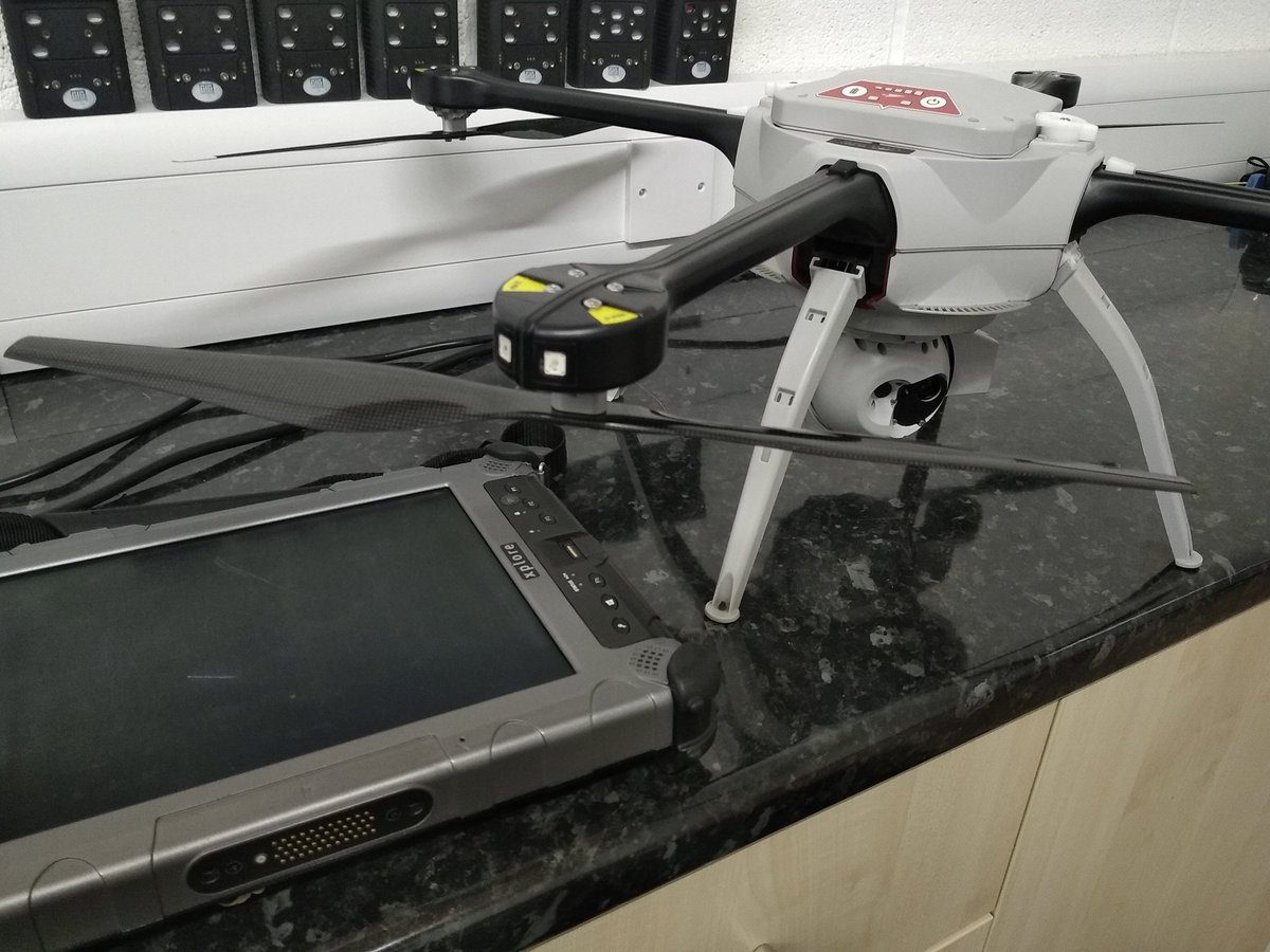 DronePompier's tweet photo. [UK] Day7 : dernière étape,  rencontre avec le 1er #firerescueservice 🇬🇧 a avoir expérimenté les #drones en 2007  👍le @WestMidsFire, échanges passionnants avec Warren Lyndon #UKFRSDroneTeams #UK #firemen #pompiers https://t.co/Wqa6Xka0V4