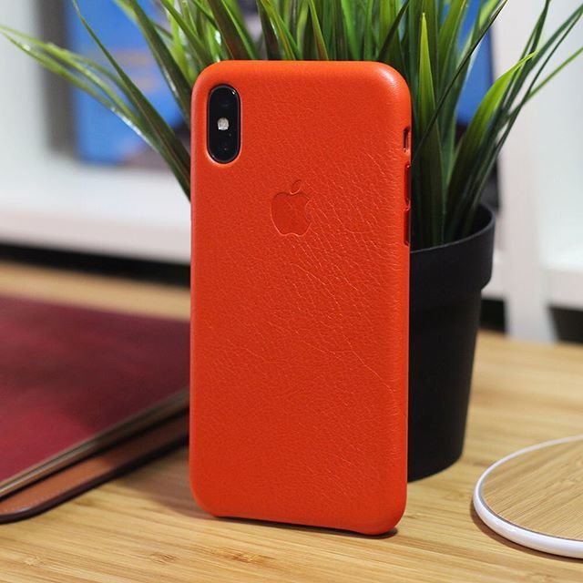 Jacquies's tweet photo. The new sexy #BrightOrange Leather Case by #Apple is just pure class! The touch and feel of it is awesome! Dare I say it, it reminds me of a ripe orange π€£
#Apple #iPhone #iPhoneX #LeatherCase #Kuwait #FantaRocks #OrangeYaHappyToSeeMe #CaseNo13765 #S⦠https://t.co/wEHDHQzwZ2 https://t.co/wuWbKc5f4r
