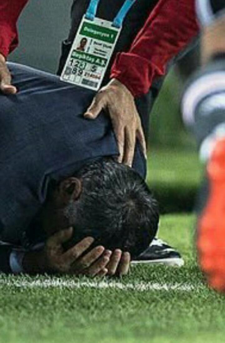 ELPatronZeljko's tweet photo. Şenol Güneş başının ön kısmını tutuyor, dikiş orta kısıma atılıyor ve hic kan yok. https://t.co/zGvPlEqNQe