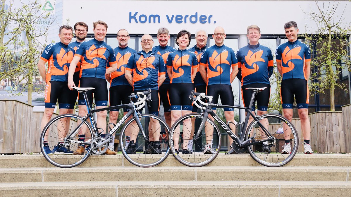 AlbronFietsteam's tweet photo. Het @albron_FS fietsteam heeft zich afgelopen week tijdens de focusdag gepresenteerd in de nieuwe tenue’s. Gevolg door een week met heerlijk fietsweer #toeval https://t.co/rcQoALZ70W