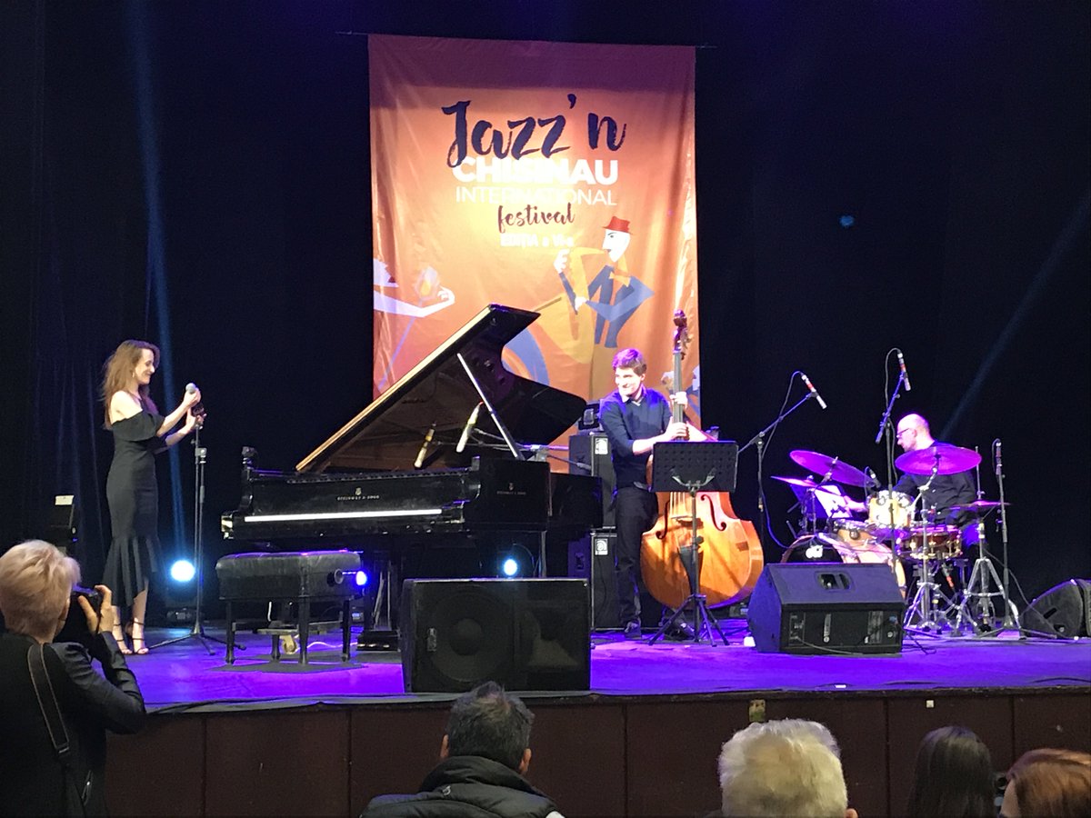 PLinMoldova's tweet photo. Owacja publiczności w Filharmonii Narodowej w Kiszyniowie po koncercie Aga Derlak Trio w ramach VI edycji międzynarodowego festiwalu Jazz'n Chisinau. Brawo! #AgaDerlakTrio #Jazznchisinau #FilarmonicaNationala Wśród partnerów koncertu także @PLinMoldova https://t.co/1gbrDcxpmh