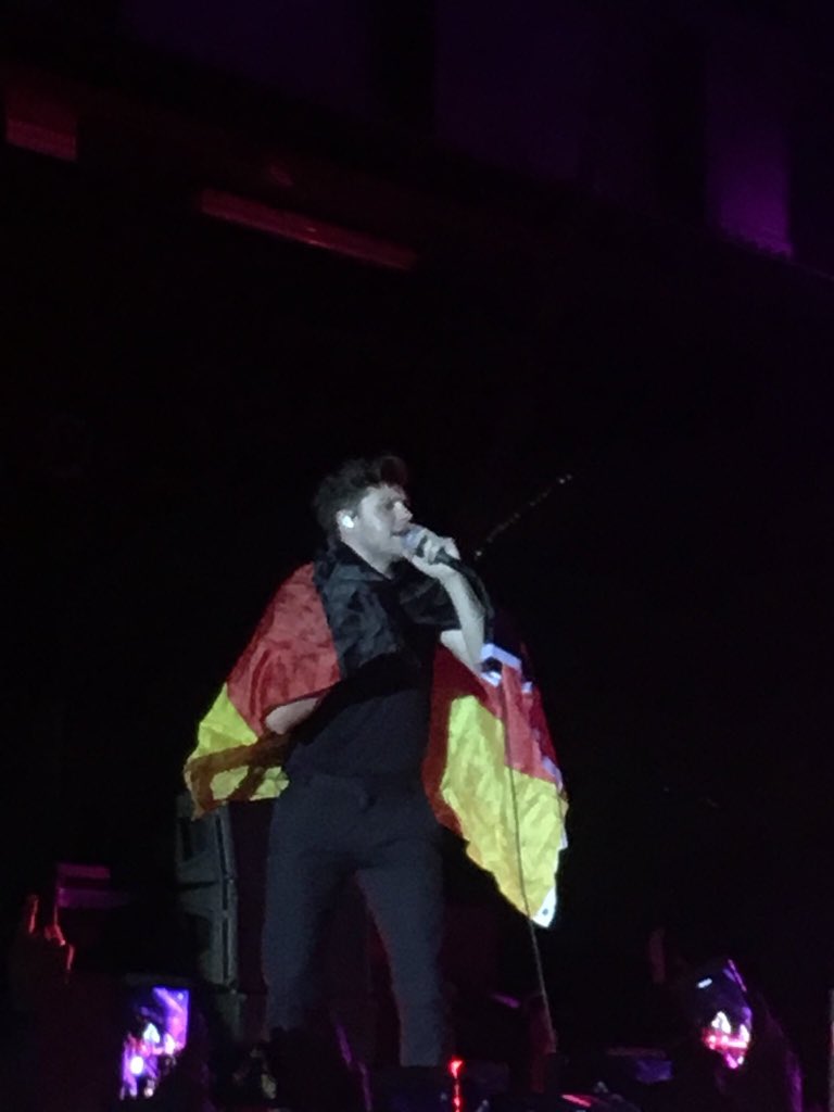 Project_Squad1D's tweet photo. Niall no palco, hoje -19/04. https://t.co/SQHXSHbLzS