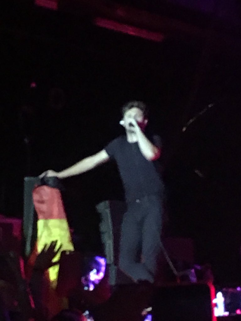 Project_Squad1D's tweet photo. Niall no palco, hoje -19/04. https://t.co/SQHXSHbLzS