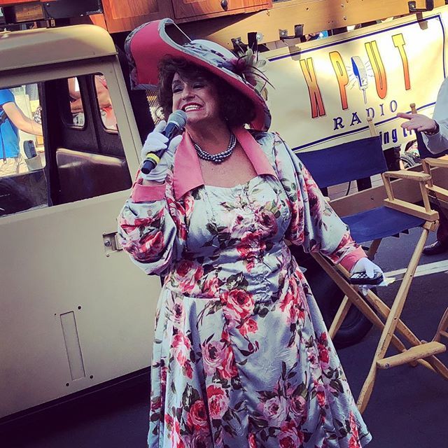 windowsjb's tweet photo. As Hollywood's top gossip columnist, she may be left handed, but she's always right. Chloe Canard https://t.co/bD9nUyO40G https://t.co/z1YBNIv3kQ