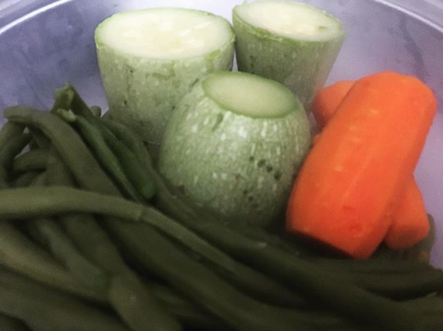 estersinh's tweet photo. Verduritas de mercadillo... creo que tenía que haber comprado más. Hervidas, un chorrito de aceite y a disfrutar #habichuelas #bubango #zanahoria #yummy #nuevosobjetivos #nuevoshabitos https://t.co/gT851Q8m22 https://t.co/Er6BlF6ayf