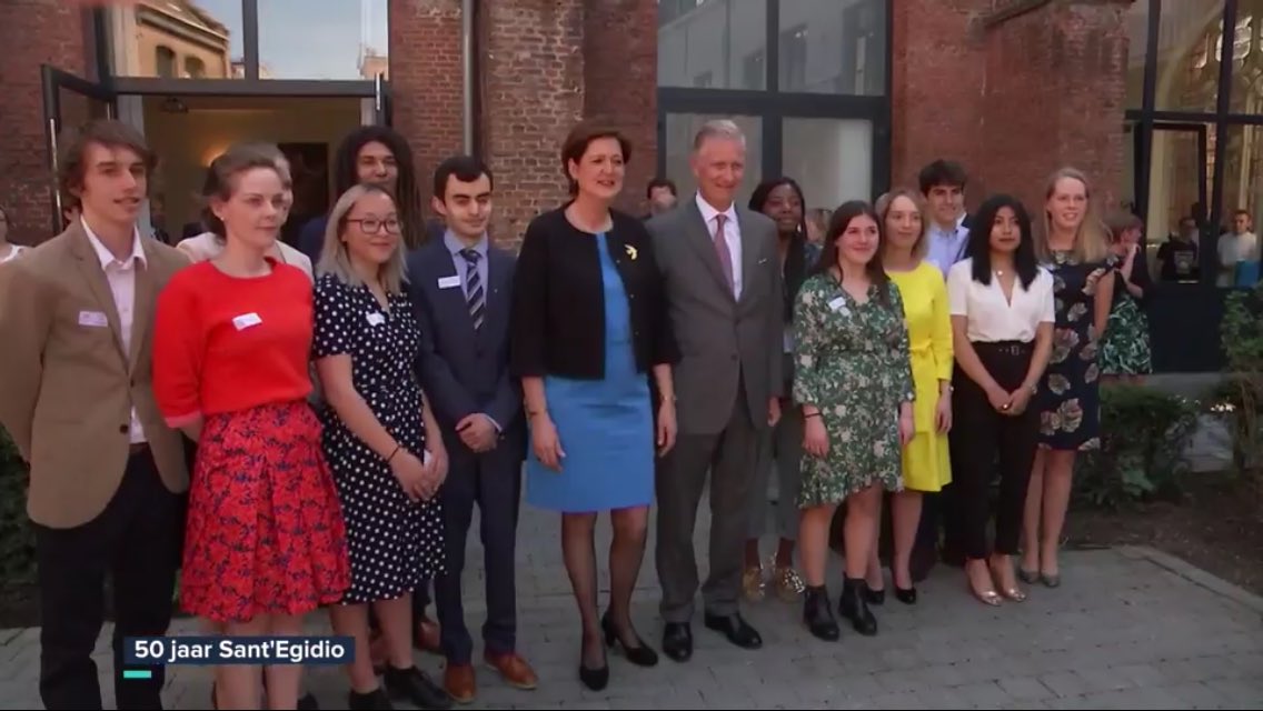 Julie_Dewaels's tweet photo. Moi à Sa Majesté le Roi Philippe «Les jeunes sont de plus en plus attirés par les extrêmes. A nous de leur proposer un chemin radical vers la paix, la rencontre, le respect de l’autre et l’engagement auprès des plus pauvres. » https://t.co/wCXCyqiXRX