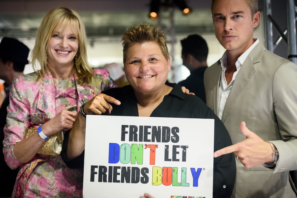 FREE_2_LUV's tweet photo. Hangin’ with the fabulous @nicholletom and @robbielaughlin rockin’ some serious kindness! It’s all about LUV. Join the LUVolution and be one in a million. #MillionSignMission #ENDbullying #LUVisSTRONGERthanHate #IconsOfFashion #ANTM
📷 @CelestePhotog https://t.co/QnT6cMgxQK
