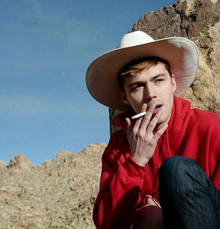 Alex Standall👽 (@alex13rwfk) on Twitter photo 