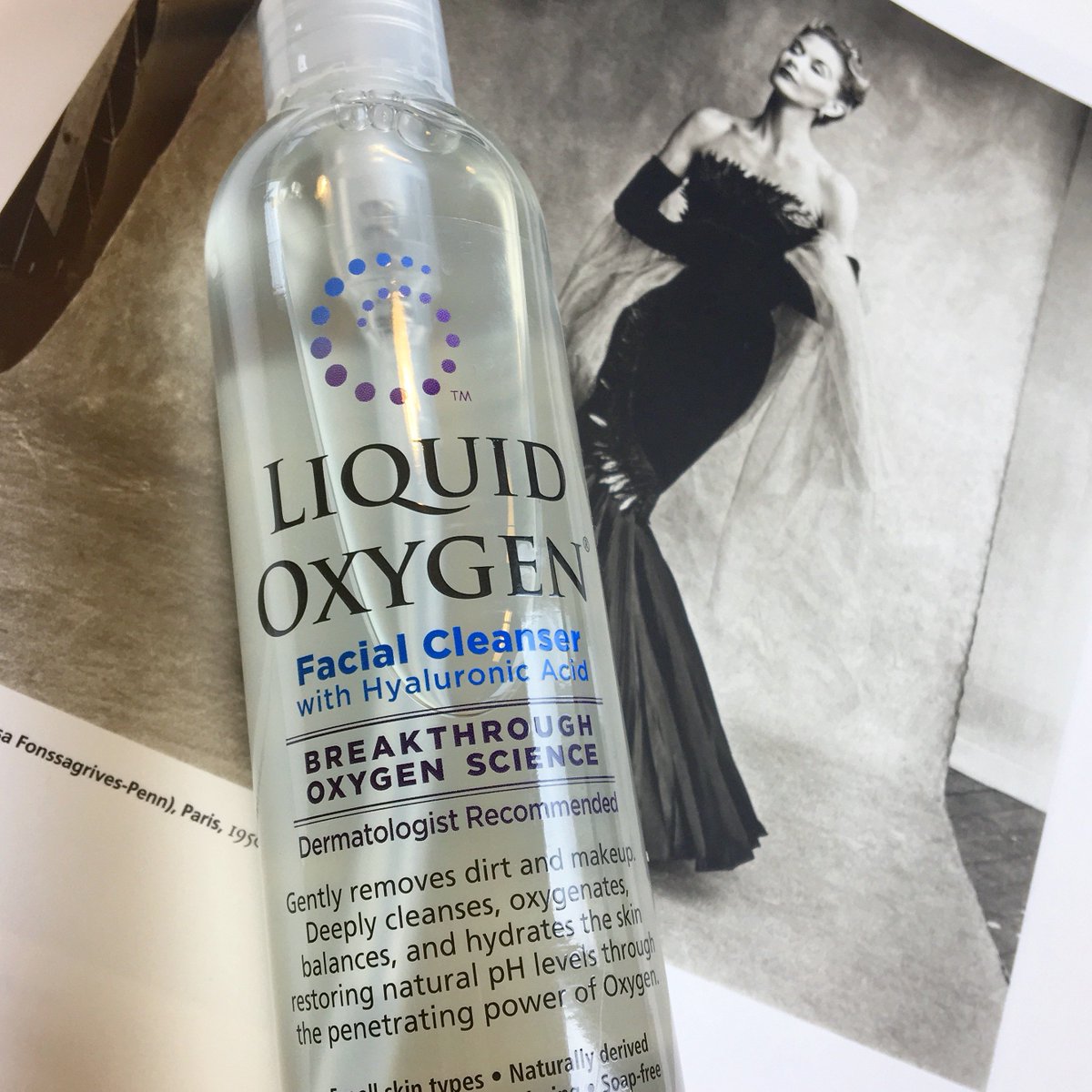 LuvLiquidOxygen's tweet image. Our hydrating Facial Cleanser delivers a powerful boost of #oxygen to your skin. And it’s the perfect way to spoil your mom for Mother’s Day. #ThursdayThoughts #OxygenInfusion #LoveLO #skincaretips #HyaluronicAcid ... bit.ly/2fyAZsi