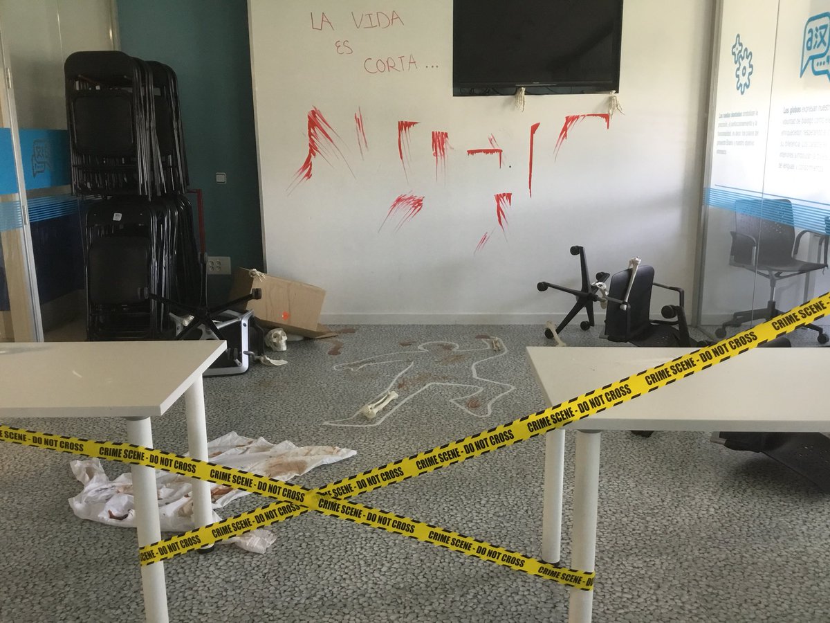 ScienceBrains's tweet photo. Comienza nuestro CSI BRAINS!. Ahora serán nuestros alumnos de 3º de la ESO los que investiguen lo que ha pasado. Huesos, sangre, huellas...El reto está servido!!👮🏻‍♀️👮🏻‍♂️ https://t.co/6PPrT7msU1
