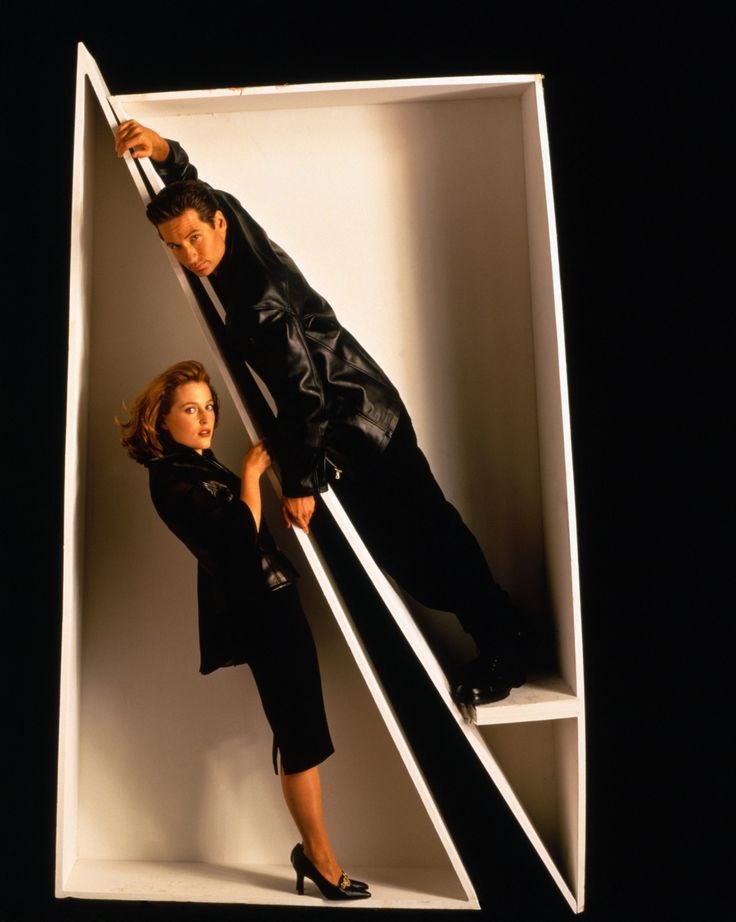 XFilesNews's tweet photo. #TheXFiles photoshoot or album cover for a 90’s alternative band? 😎👽 #tbt https://t.co/dYRFRU92qP