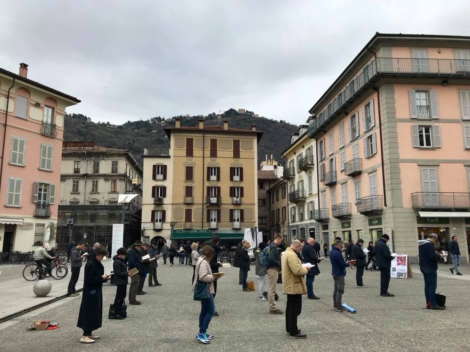 Last Sunday Italian #Sentinelle were in #Como for every child's right to a mother and a father &amp; against euthanasia
#NoDAT #NoEutanasia #NoBioTestamento
Support them on facebook facebook.com/Sentinelle-in-…
