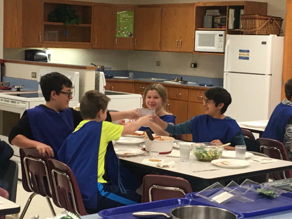 MrsH_Hurricanes's tweet photo. FACS 7 made a baked ziti, salad and garlic bread today. https://t.co/RBnHwjN8q3