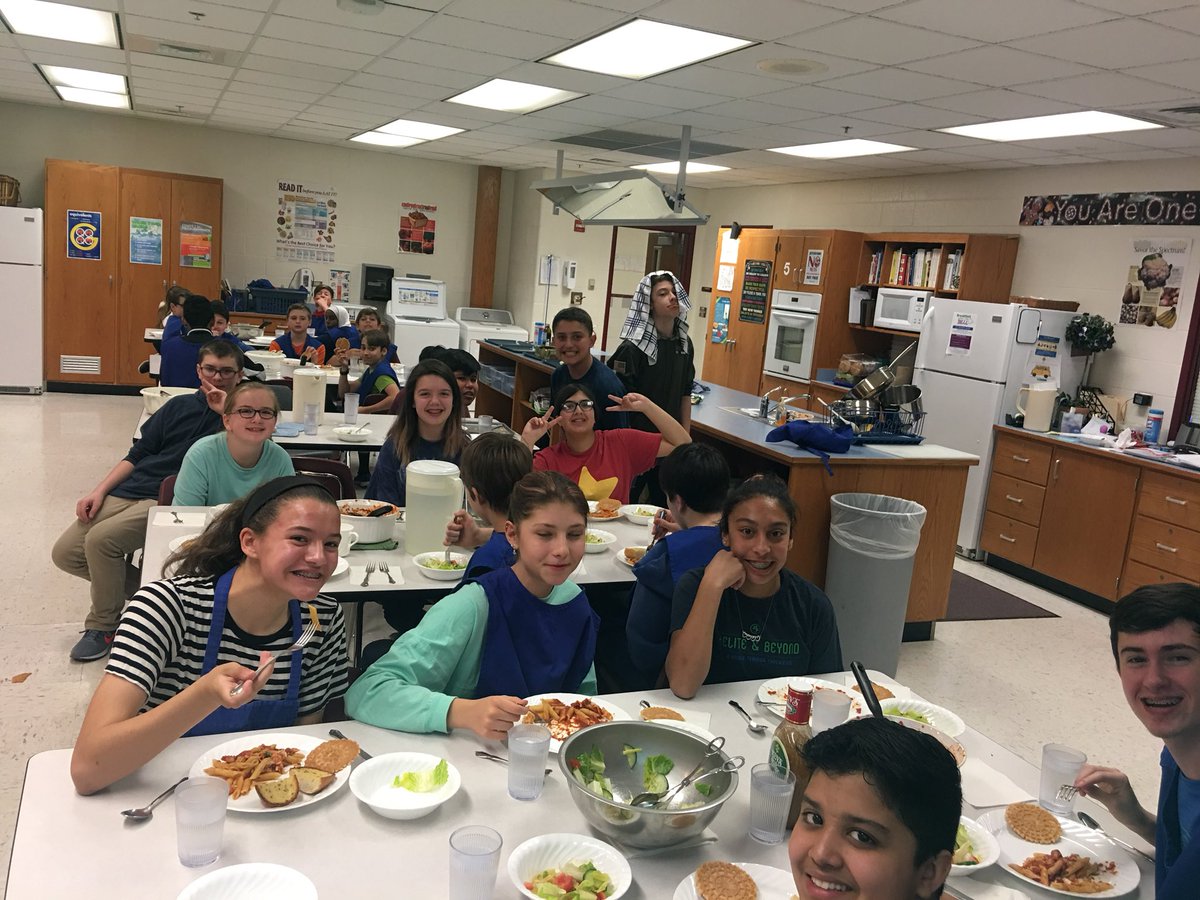 MrsH_Hurricanes's tweet photo. FACS 7 made a baked ziti, salad and garlic bread today. https://t.co/RBnHwjN8q3