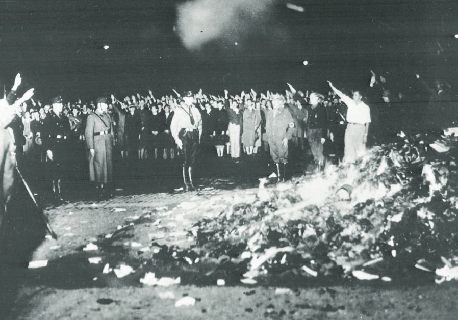 <a href="/SindicSEDR/">Síndic De Greuges Sant Esteve De Les Roures</a> <a href="/BrigadaRoures/">Brigada Municipal Sant Esteve De Les Roures</a> <a href="/alemanes_roures/">Empresarios Alemanes de Sant Esteve de les Roures</a> <a href="/SEPCStEsteve/">SEPC Sant Esteve de les Roures</a> <a href="/st_esteveroures/">Ajuntament de Sant Esteve de les Roures</a> <a href="/OrniAlcalde/">Alcalde Orni 🎗</a> Deixeu-ho a les nostres mans: pillarem tot el que hi hagi dins de la seu i farem una pira que els posarà molt nostàlgics, kein Problem.

(En una nota apart, Síndic, cada vegada que llegim el seu nom ens ve al cap allò de "I'm síndic in the raaain" i ens posem nerviosos.)