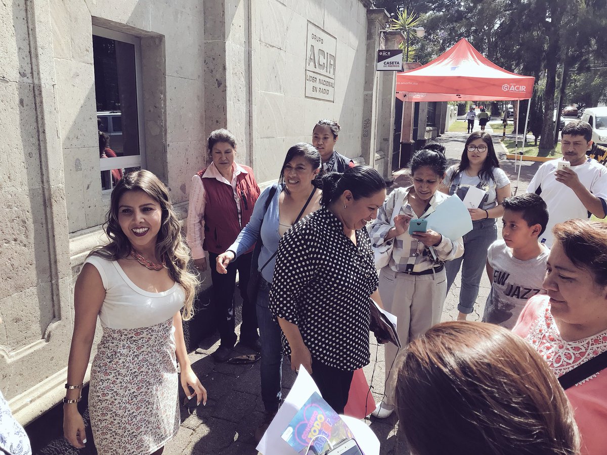 AmorEnTuRadio's tweet image. @sandraenamor con algunos de nuestros felices ganadores del #ConciertoConTodoAmor vente a #CasetadePremios por tus boletos solo hoy de 4 a 5 trae copia IFE