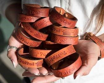 mankillerdoc's tweet photo. For #ThankfulThursday we want to shout out the organization #NativeWorks! Their mission is to fight Native American homelessness, “one bracelet at a time.” Click the link to support their cause: https://t.co/apEsT4peE3 https://t.co/TYKoneSroy