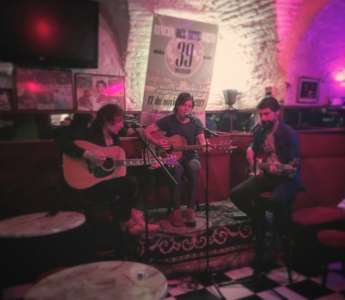 trihada's tweet photo. Hoy con Mon Vázquez en @RINCONDELARTENU, escuchando sus canciones #LaSéptimaCanción #MúsicaEnDirecto #Cantautor #MonVázquez #Madrid https://t.co/9Nxiox2bzT