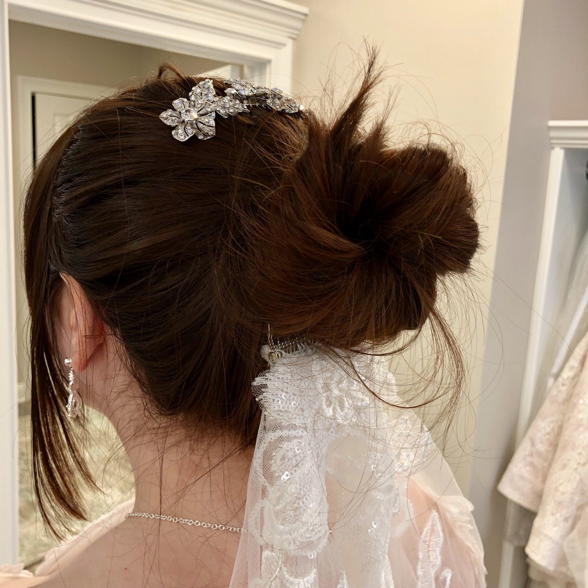 thepersnicketyb's tweet photo. Denise’s gown of the week Isabel! She’s a beautiful lace and beaded dress with matched gloves and a cathedral veil! #Gownoftheweek #Justinalexandersignture #Lace #Nybride #CtBride #weddingdress #wedding #Headpeice #gloves #earings https://t.co/S2tdqOBxls