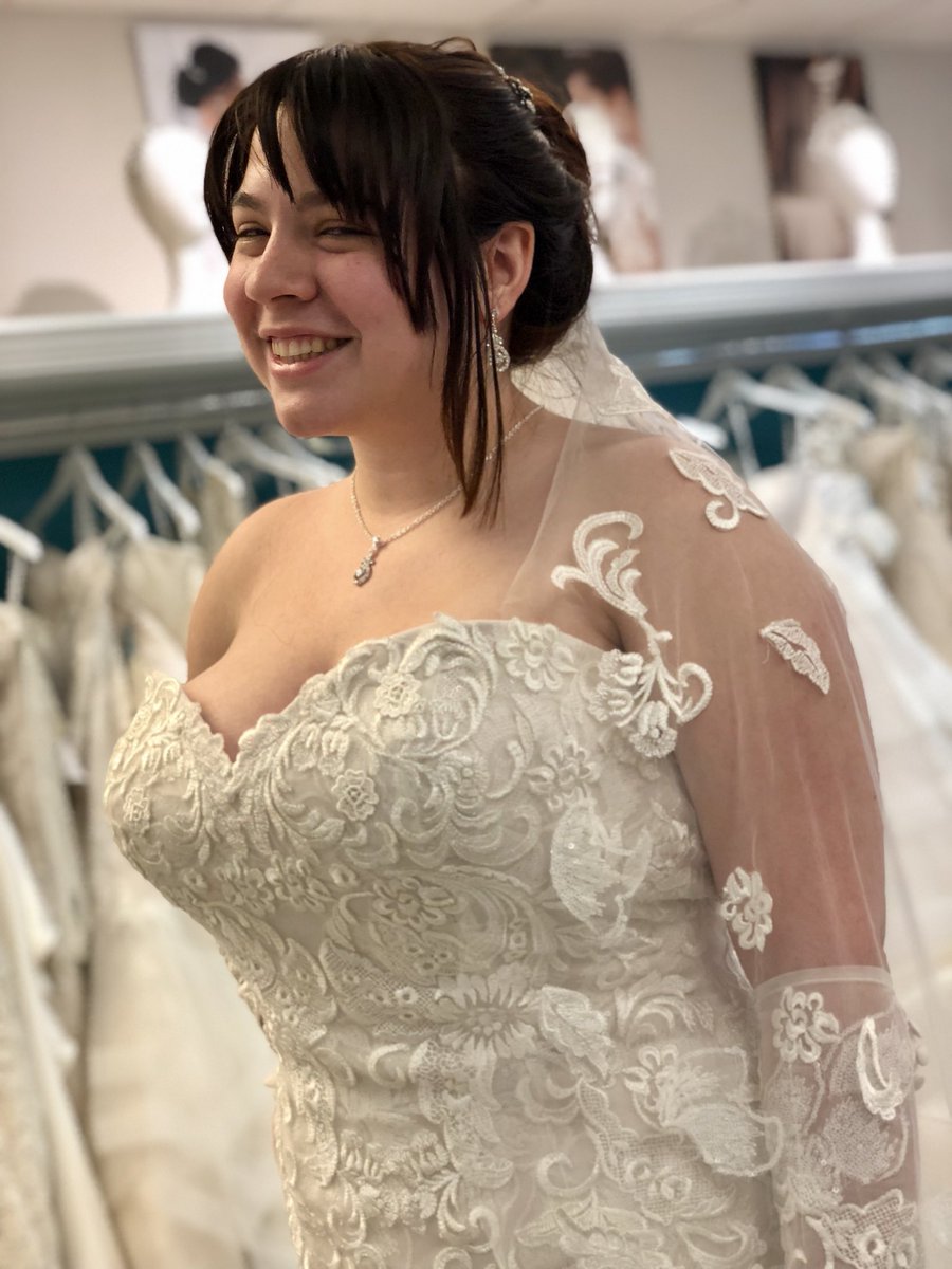 thepersnicketyb's tweet photo. Denise’s gown of the week Isabel! She’s a beautiful lace and beaded dress with matched gloves and a cathedral veil! #Gownoftheweek #Justinalexandersignture #Lace #Nybride #CtBride #weddingdress #wedding #Headpeice #gloves #earings https://t.co/S2tdqOBxls
