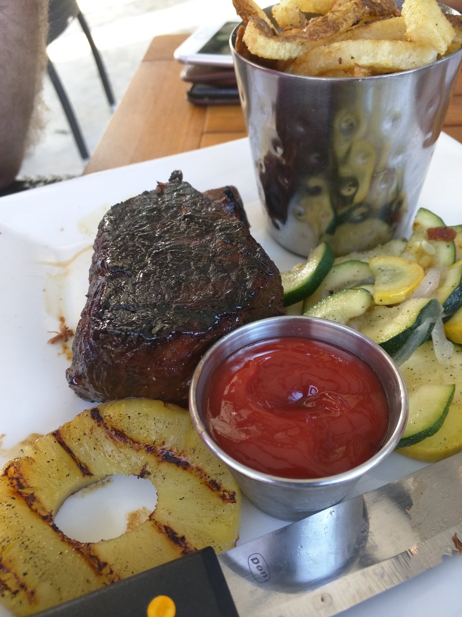 MebPeb's tweet photo. Carrot ginger soup (so good), cheese goddess portobello mushrooms,and melt-in-your-mouth Mediterranean chicken and tender teriyaki sirloin for dinner at Post &amp;Vine.  #tcpalmsocial https://t.co/wm1CFnDT85