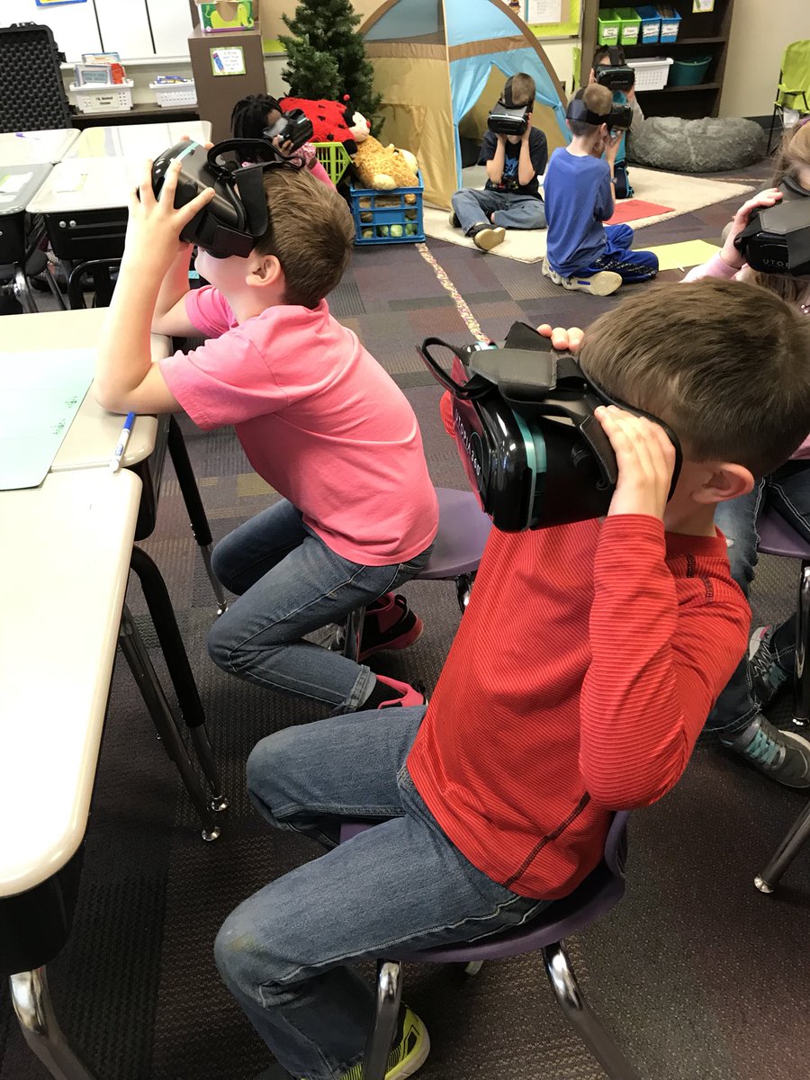 kailey_knott's tweet photo. Second graders exploring Antarctica using #GoogleExpeditions!! @tsctechdept https://t.co/rwByKlmqIZ