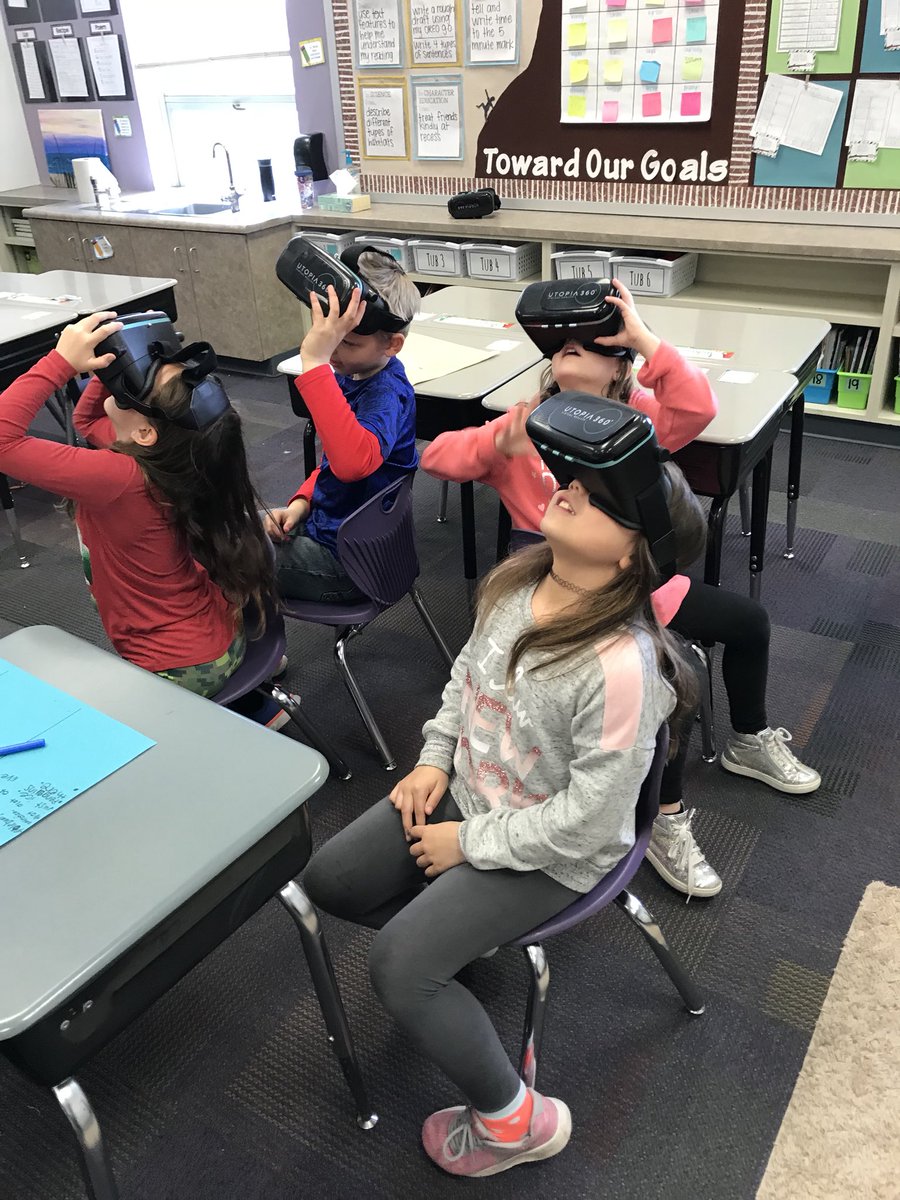 kailey_knott's tweet photo. Second graders exploring Antarctica using #GoogleExpeditions!! @tsctechdept https://t.co/rwByKlmqIZ