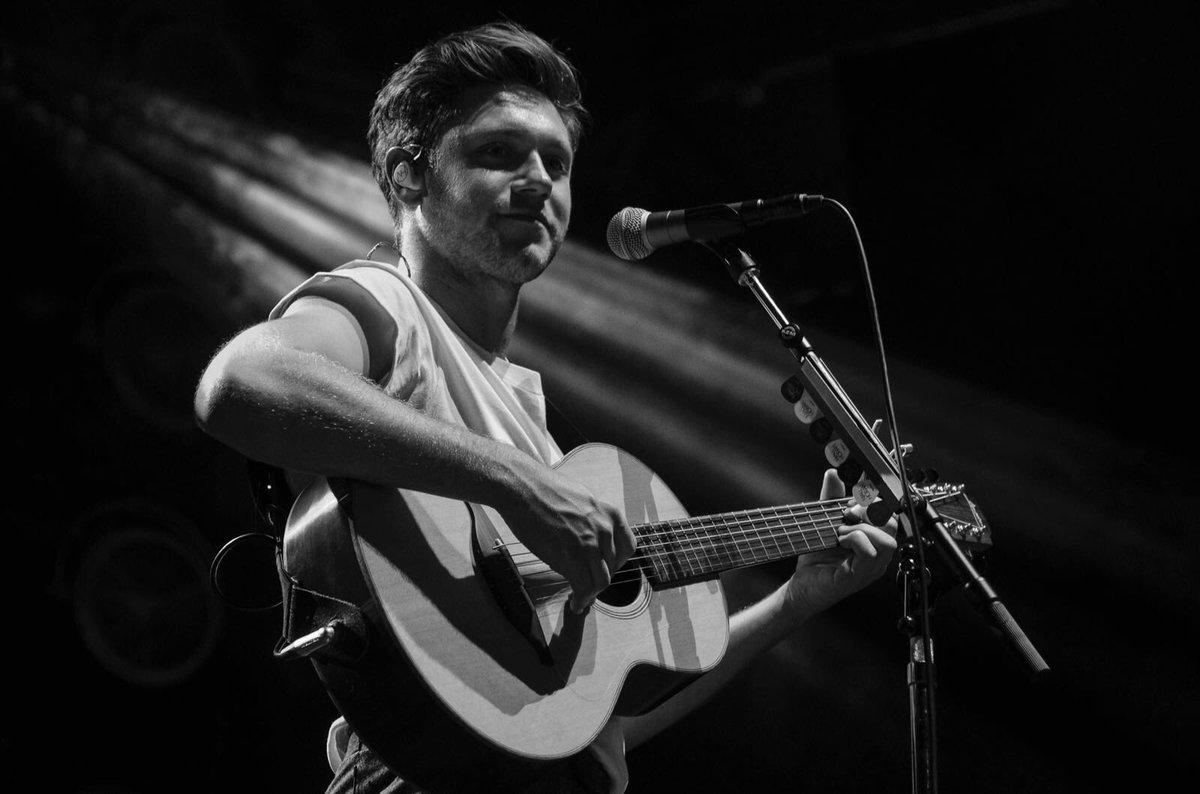 Manon7983's tweet photo. I miss you in France but thank you for everything @NiallOfficial my dream come true and the show was just amazing I love you so much and I'm proud of you 😍😍❤❤ #FlickerWorldTourParis #FlickerWorldTour2018 https://t.co/LWhhQevvjy
