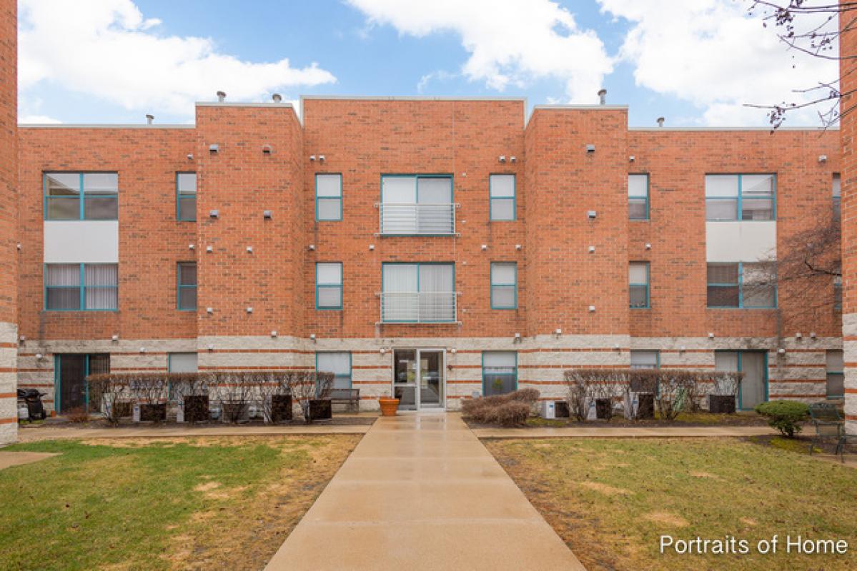 RogerTheFox's tweet photo. Just Listed in #RollingMeadows #IL. 3255 Kirchoff Road #213! Please retweet!  https://t.co/xL3NekNkO5 https://t.co/qXgtCFPokf