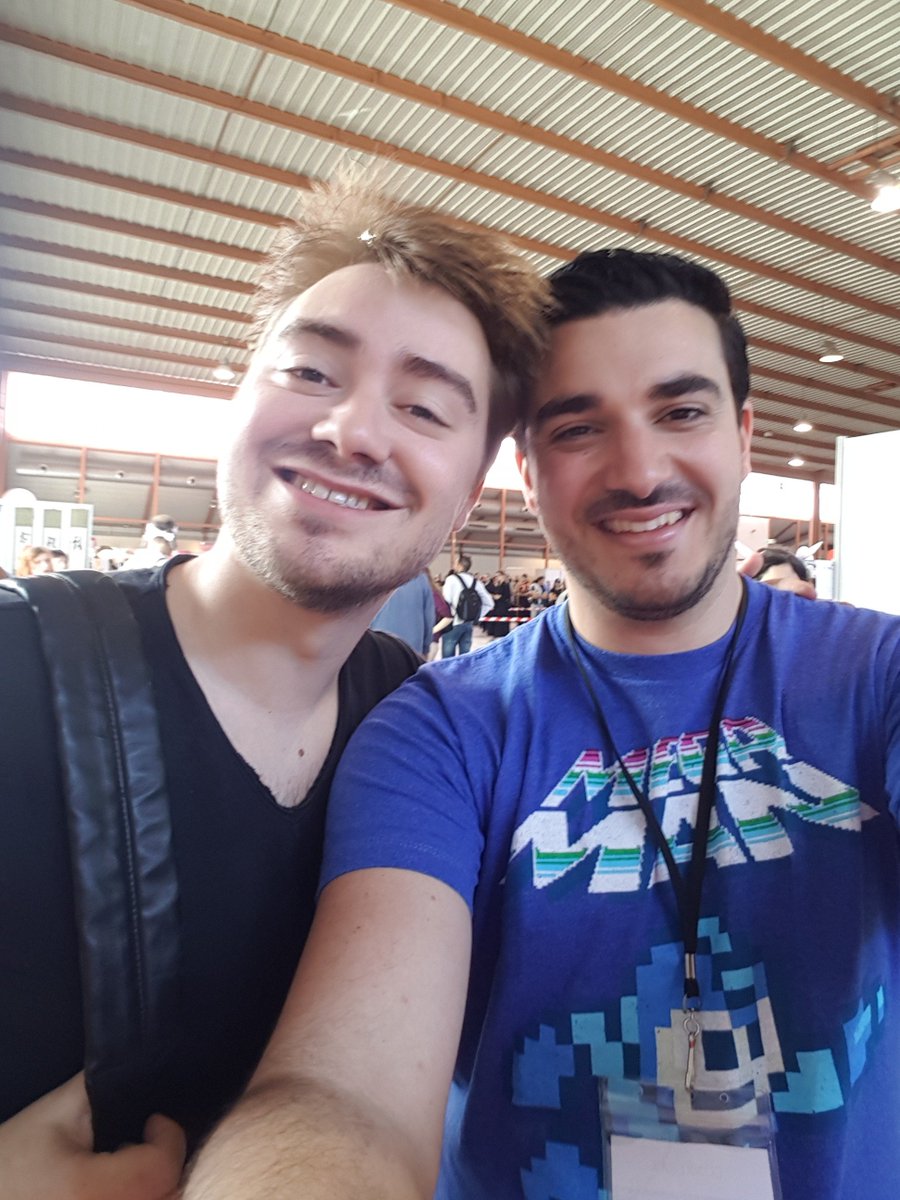 conkerax's tweet photo. Un mec super sympa, même on a pas eu beaucoup de temps pour discuter, entre les stands, etc, mais c'est quelqu'un de vraiment simple et humble. J'espère un jour qu'on se reverra, plus au calme, ce serait génial ! 😉 @didichandouidou https://t.co/JoEkdnjNGK